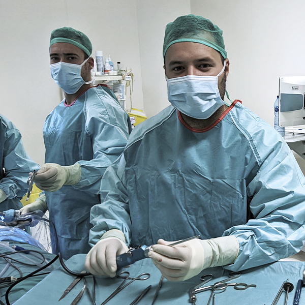 Professionals al Bloc Quirúrgic abans d’una intervenció